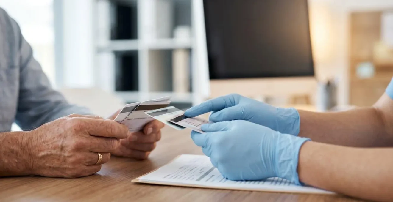 Consultation médicale avec carte vitale et documents de santé