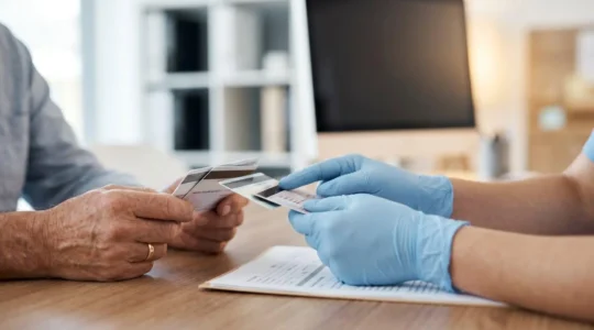 Consultation médicale avec carte vitale et documents de santé